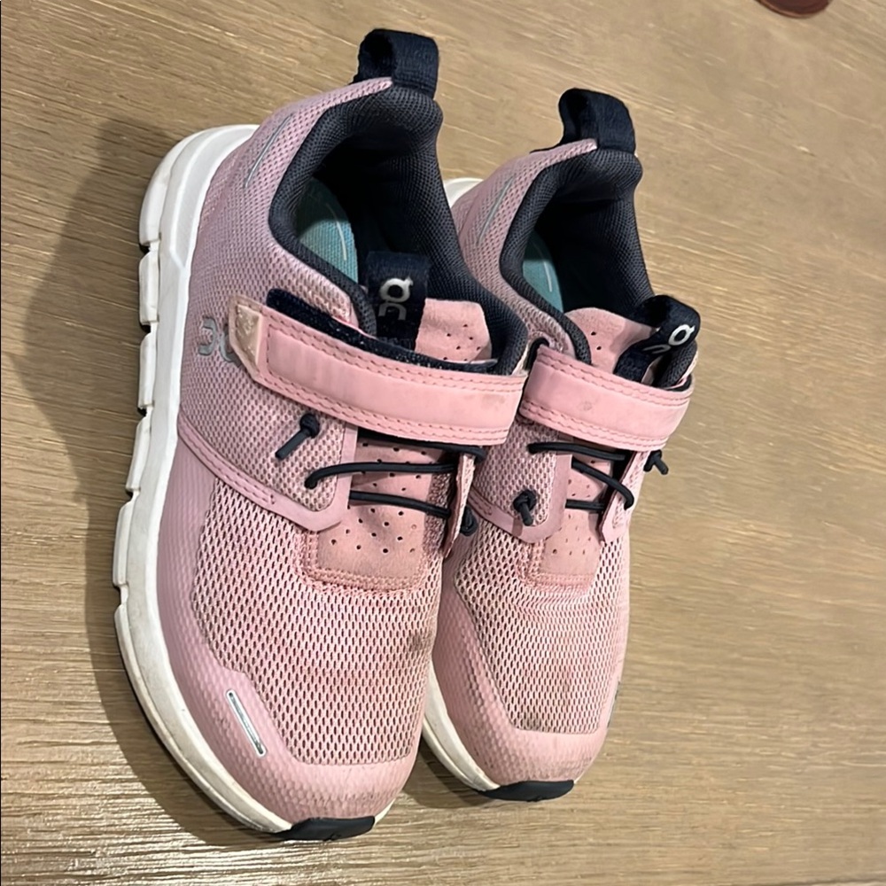 On Running cloud play Kids Pink Sneakers 11.5